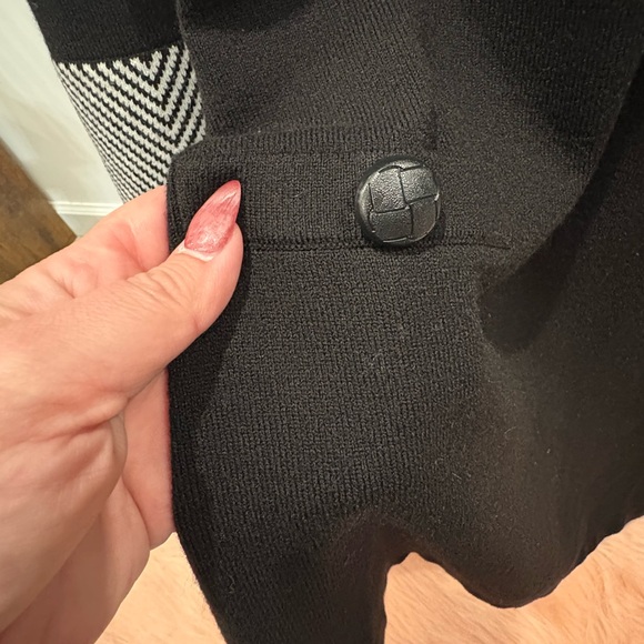 Chic Black Long Sleeve Dress with Striped Collar - Picture 4 of 4